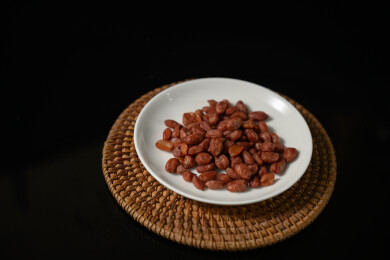 桌面上的盘子里的美味可口的水煮花生