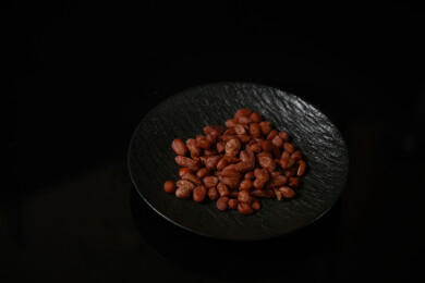 桌面上的盘子里的美味可口的水煮花生