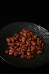 桌面上的盘子里的美味可口的水煮花生