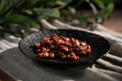 桌面上的盘子里的美味可口的水煮花生