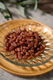 桌面上的盘子里的美味可口的水煮花生