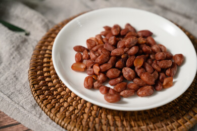 桌面上的盘子里的美味可口的水煮花生