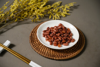 桌面上的盘子里的美味可口的水煮花生