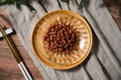 桌面上的盘子里的美味可口的水煮花生