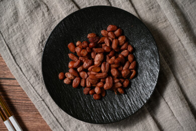 桌面上的盘子里的美味可口的水煮花生