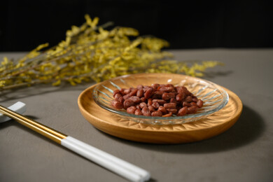 桌面上的盘子里的美味可口的水煮花生