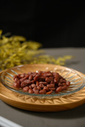 桌面上的盘子里的美味可口的水煮花生