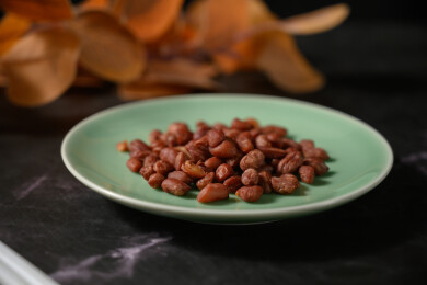 桌面上的盘子里的美味可口的水煮花生