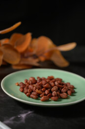 桌面上的盘子里的美味可口的水煮花生