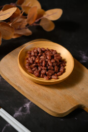 桌面上的盘子里的美味可口的水煮花生