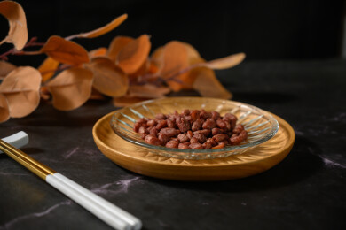 桌面上的盘子里的美味可口的水煮花生