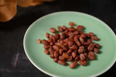 桌面上的盘子里的美味可口的水煮花生