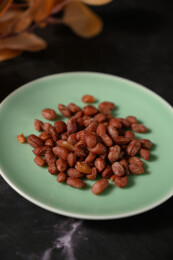 桌面上的盘子里的美味可口的水煮花生