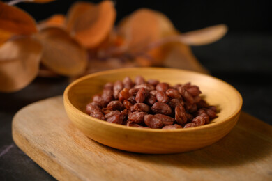 桌面上的盘子里的美味可口的水煮花生