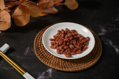 桌面上的盘子里的美味可口的水煮花生