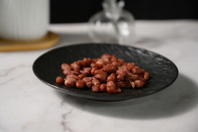 桌面上的盘子里的美味可口的水煮花生