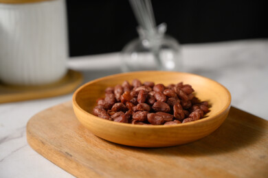 桌面上的盘子里的美味可口的水煮花生