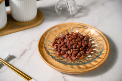 桌面上的盘子里的美味可口的水煮花生