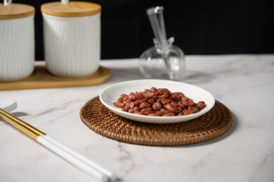 桌面上的盘子里的美味可口的水煮花生