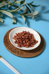 桌面上的盘子里的美味可口的水煮花生