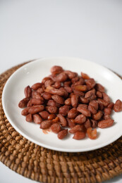 桌面上的盘子里的美味可口的水煮花生