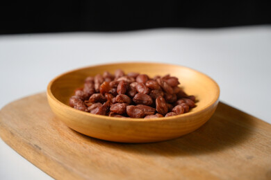 桌面上的盘子里的美味可口的水煮花生