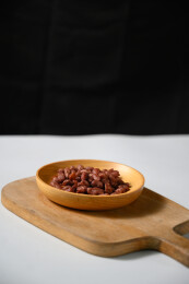 桌面上的盘子里的美味可口的水煮花生