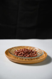 桌面上的盘子里的美味可口的水煮花生