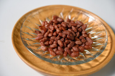 桌面上的盘子里的美味可口的水煮花生