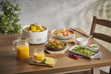 木制餐桌上丰盛的食物 果汁美食家常菜