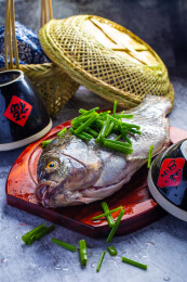 一条死的罗非鱼食材