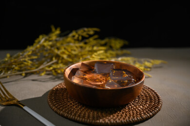 桌面上的碗里的美味可口的桂花凉粉