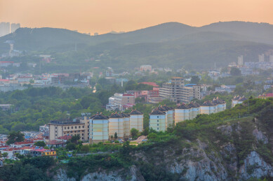 中国辽宁大连旅顺白玉山鸟瞰城市日落风光