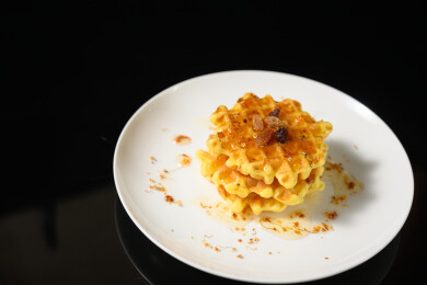 桌面上的盘子里的美味可口的桂花糖华夫饼