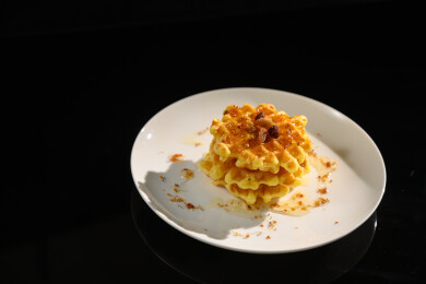 桌面上的盘子里的美味可口的桂花糖华夫饼