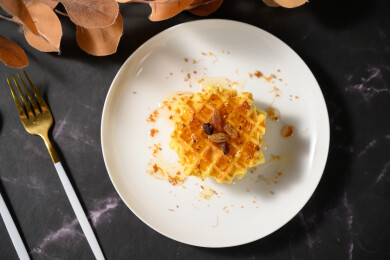 桌面上的盘子里的美味可口的桂花糖华夫饼