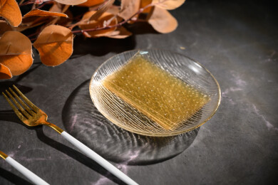 桌面上的盘子里的干爽通透的吉利丁