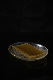 桌面上的盘子里的干爽通透的吉利丁