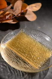桌面上的盘子里的干爽通透的吉利丁