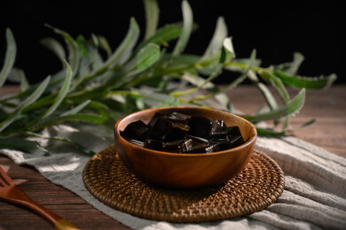 桌面上的碗里的美味可口的炼奶烧仙草