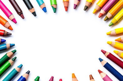 白色背景上彩色毡尖笔的特写镜头