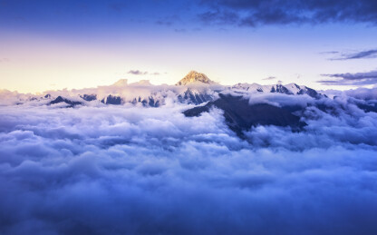 四川甘孜州贡嘎雪山云海日照金山