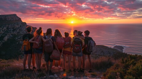 夕阳下的登山队伍