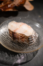 桌面上的盘子里的美味可口的新鲜鳕鱼扒