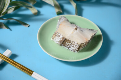 桌面上的盘子里的美味可口的新鲜鳕鱼扒