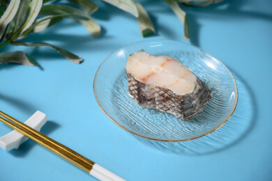 桌面上的盘子里的美味可口的新鲜鳕鱼扒