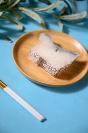 桌面上的盘子里的美味可口的新鲜鳕鱼扒