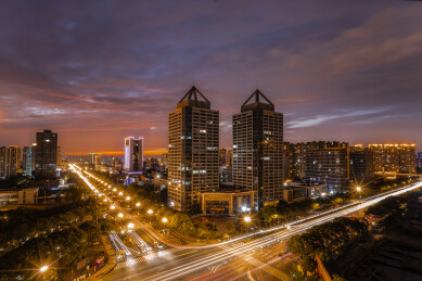 常州武进区世贸大厦夜景与车流