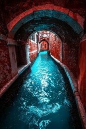 通向远方的复古水道