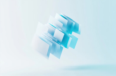 蓝色背景上的塑料玩具特写镜头